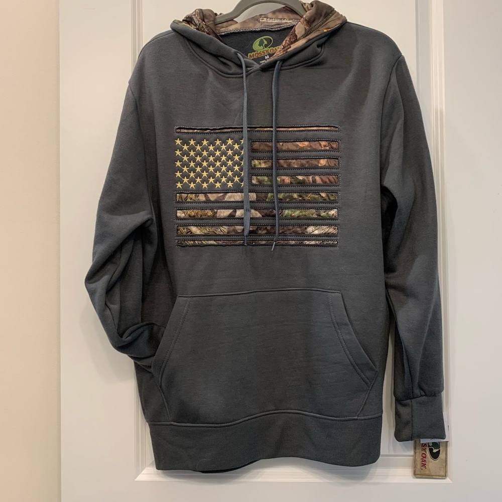 NWT Men’s Mossy Oak Dark Gray Hoodie with Camo Flag Design Medium